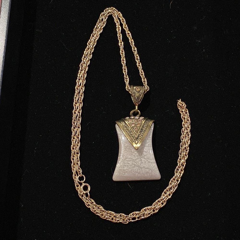 RJ15) Grey Stone Pendant w/ 32” gold tone chain silver pendant EUC